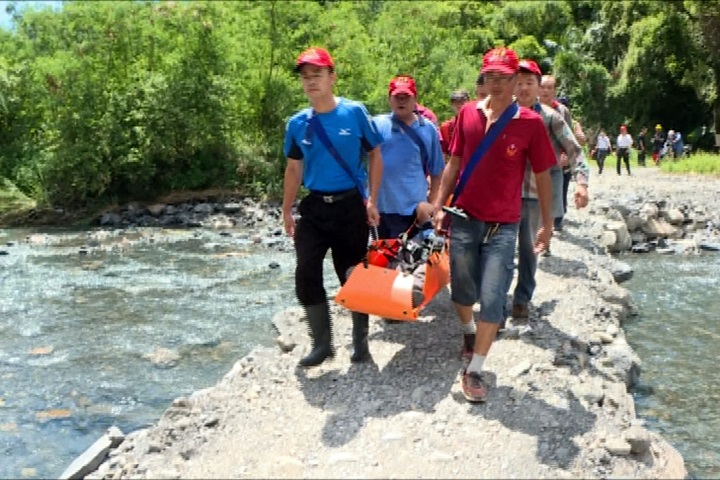 趕颱風前登山賞瀑布 婦人失足摔傷