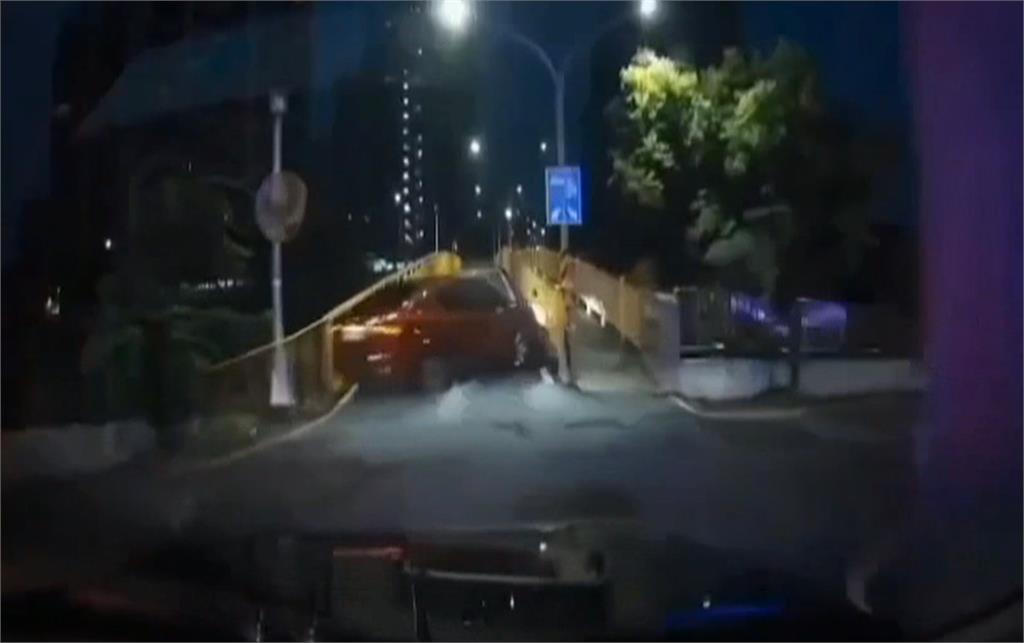 毒駕？駕駛拒檢逃逸自撞橋頭路燈　警車內起獲喪屍煙彈