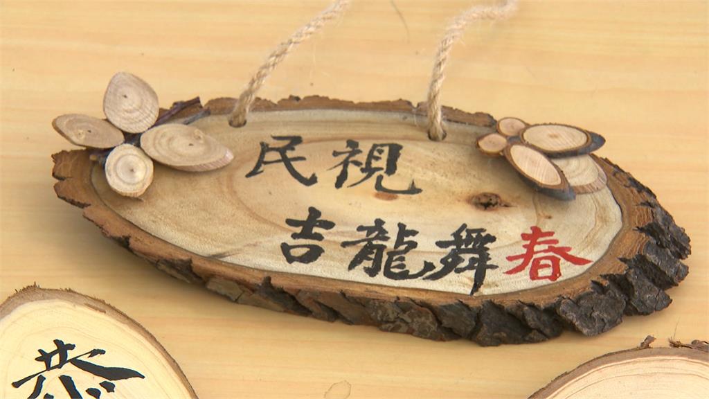 轉廢為寶!回收廢棄木頭 清潔隊手工製成「春節掛飾」