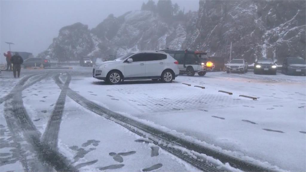 合歡山下雪了！　民眾忙著堆雪人、剷雪車清除積雪