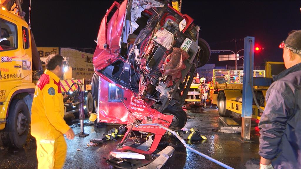 曳引車搶黃燈未禮讓 消防車撞上釀1死4傷