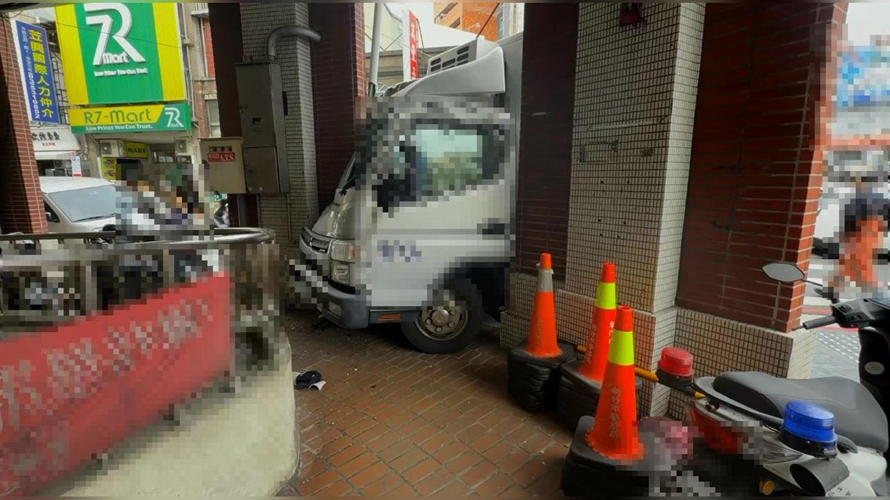 快新聞／恍神釀禍？新竹貨車猛撞派出所　車頭全毀畫面曝