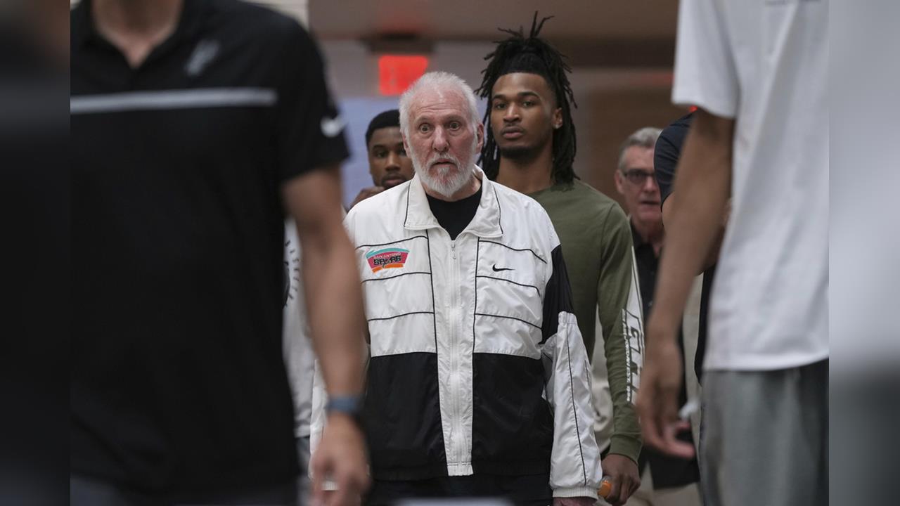 NBA(影)/76歲「波總」重回球場了!拄拐杖出現在G聯盟比賽觀眾起立鼓掌致意