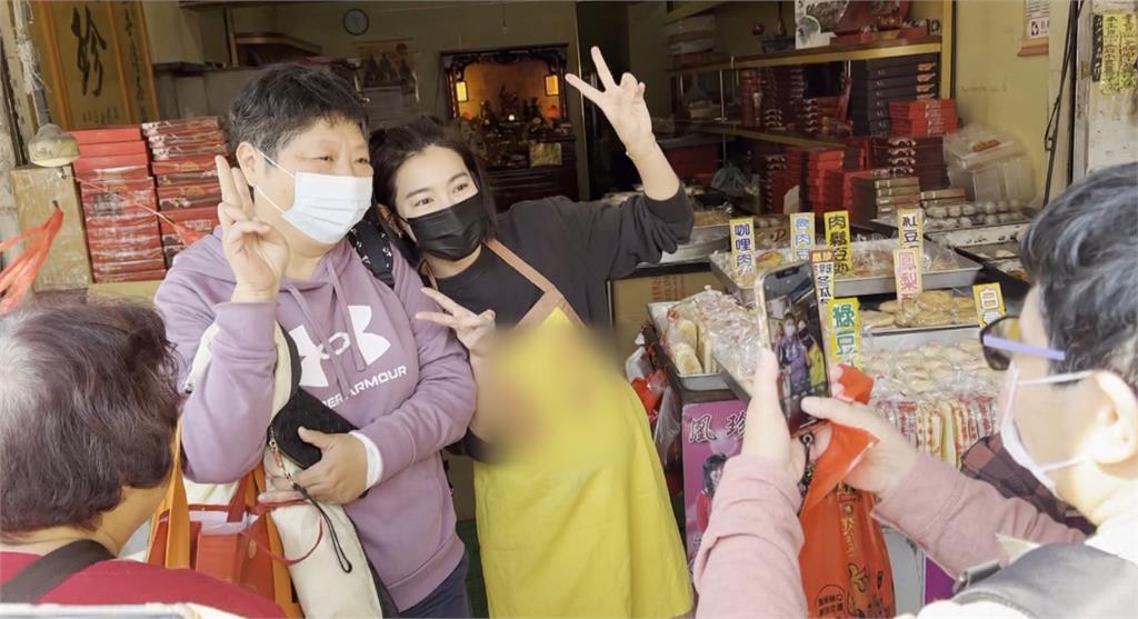 初二走春鹿港湧人潮　米可白「回老家賣餅」粉絲搶合照