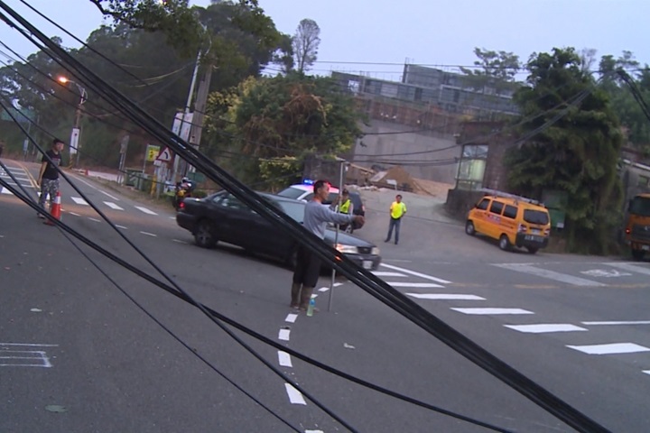 很會扯！混凝車扯斷電線桿 百戶停電騎士摔