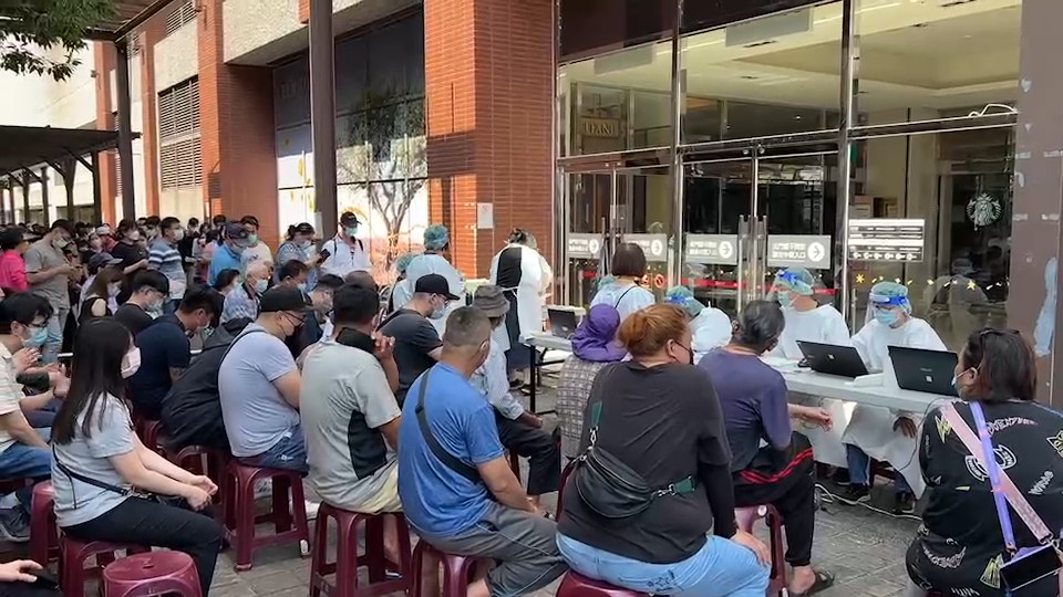 快新聞／宜蘭麥當勞外一早大排長龍畫面曝　民眾5點多就來只為「打疫苗」