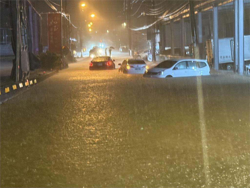 快新聞／突降暴雨！南投竹山鎮變澤國　車輛拋錨民宅遭殃