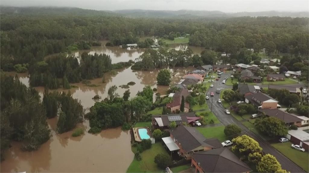 新南威爾斯暴雨洪災 民宅屋頂掀 大壩溢出
