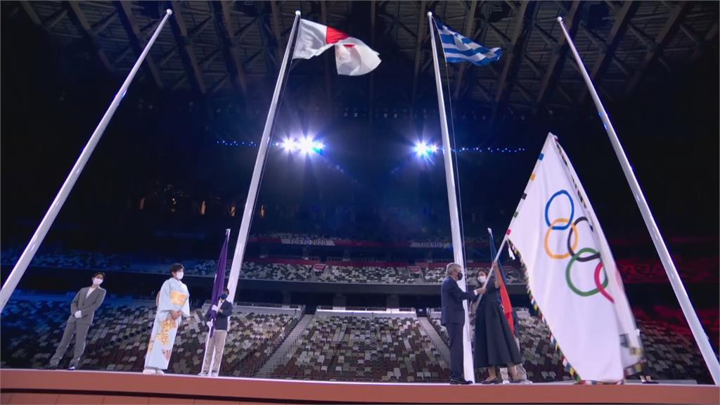 市長帶回國際奧會會旗　巴黎市政廳升旗隆重迎接