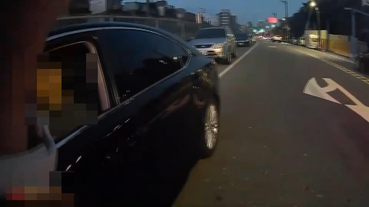 5外國人擠一車！　女所長逮逃逸移工　舉電擊槍喝令鎖車門