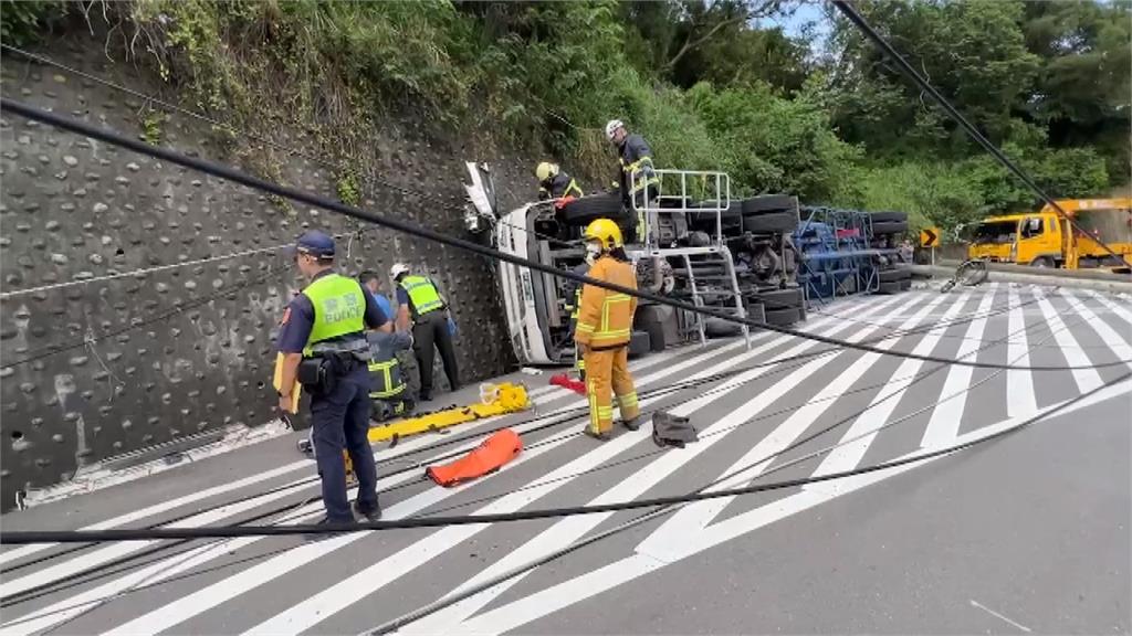 苗128縣道曳引車失控撞電桿翻覆 司機送醫不治