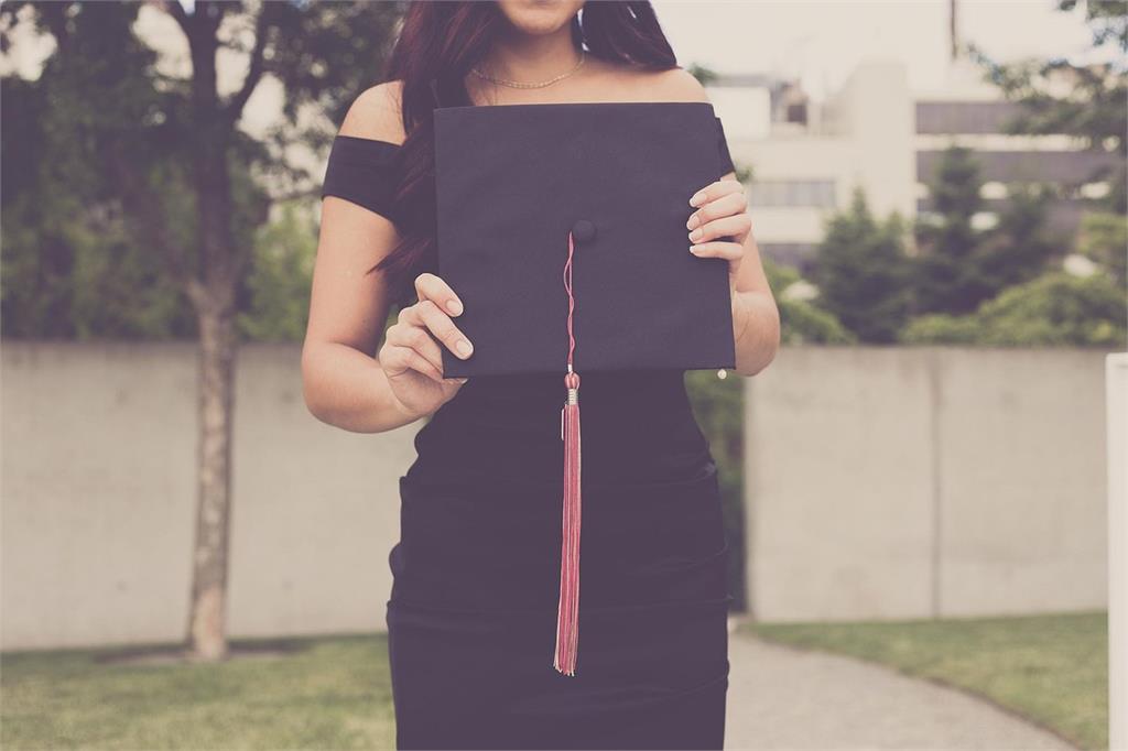 搞上女學生稱「做愛是健康的」 南部醫療主任外遇遭抓包!元配氣炸怒告小三