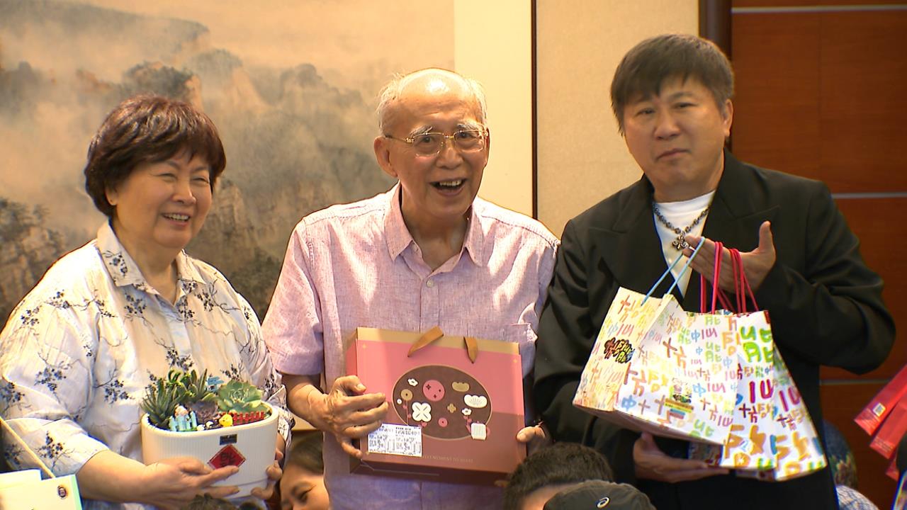 胡瓜帶十方啟能中心院童　快閃感恩40年前「大恩人」