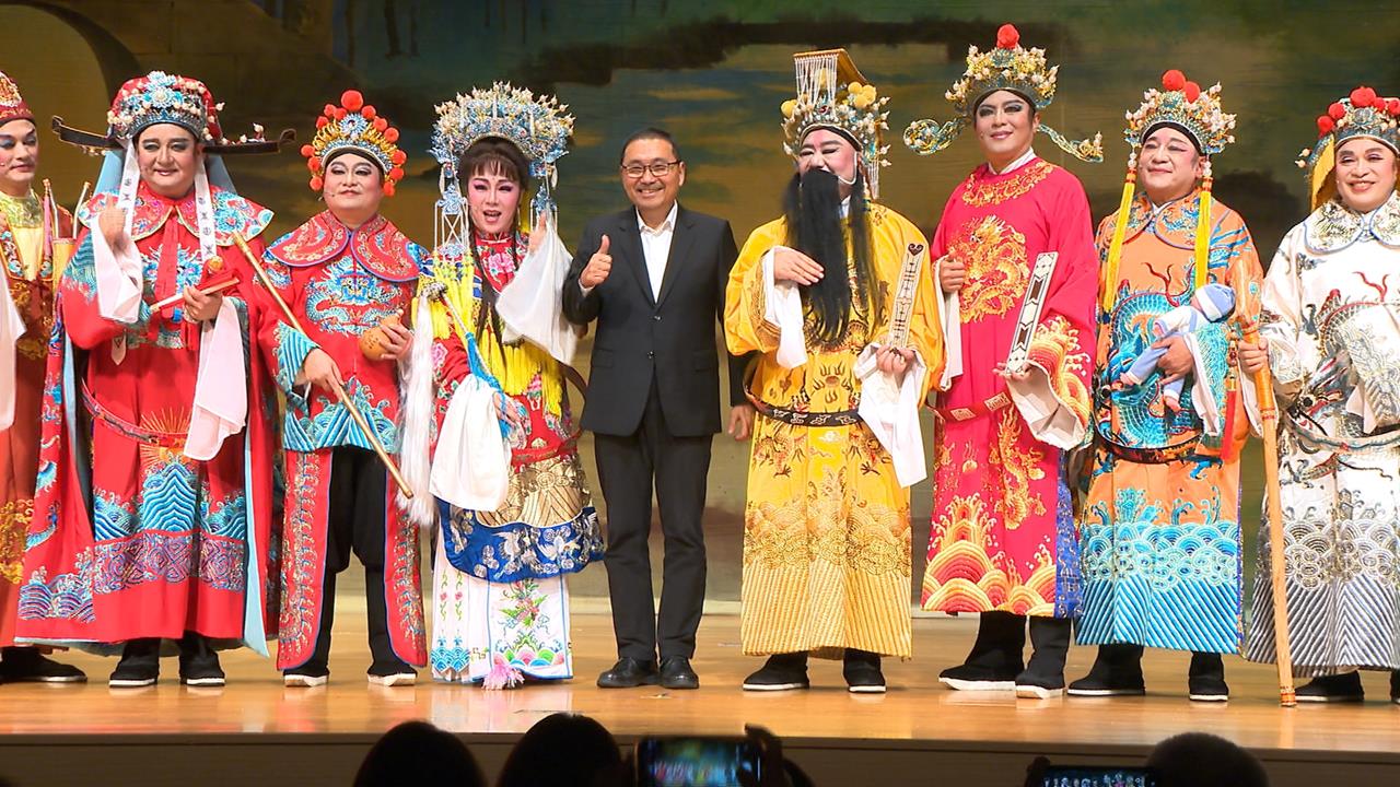 敬老歌仔戲暖重陽　新北市議會議長率議員獻藝「半幅圍裙」