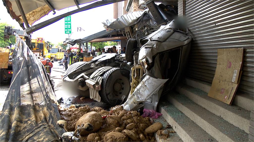 驚悚瞬間曝！樹林砂石車撞民宅　司機：因為揉眼睛又突然<em>爆胎</em>