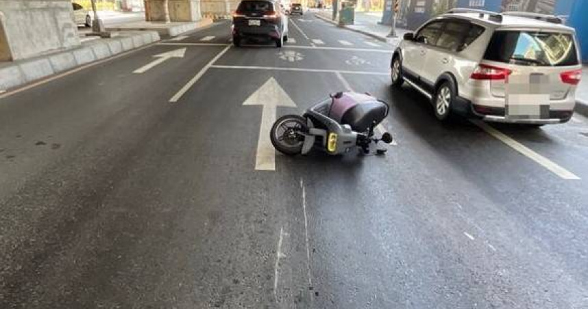 路面像溜冰場！貨車漏油害騎士打滑慘摔　警追監視器揪真兇