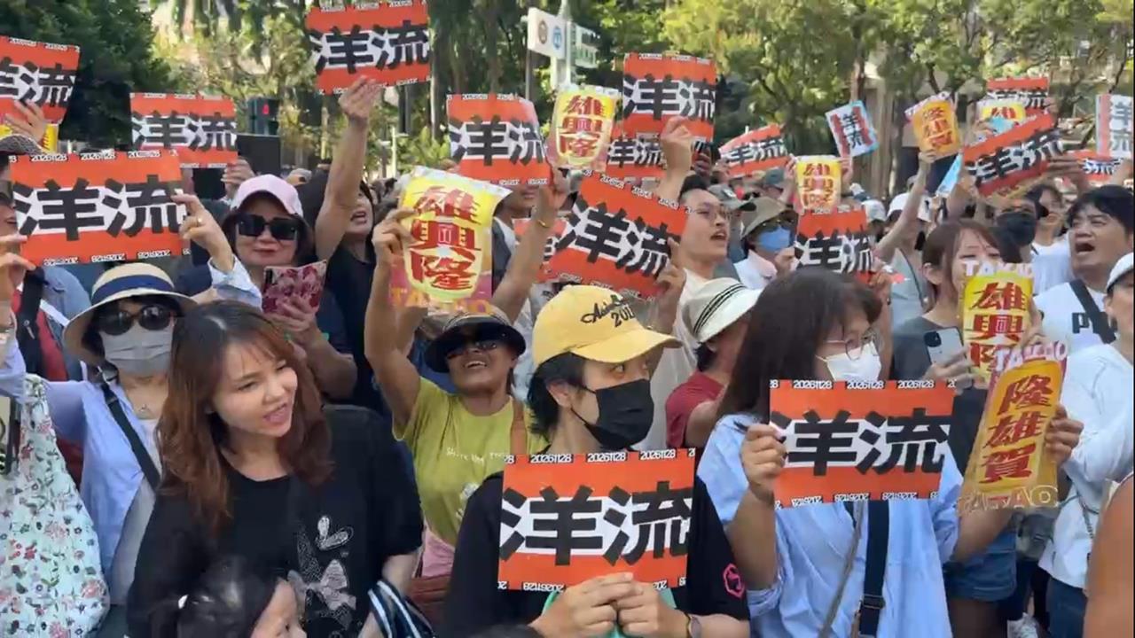快新聞／沈伯洋到左營了！搭車前往英雄路口ING　活動1小時前就已塞爆....