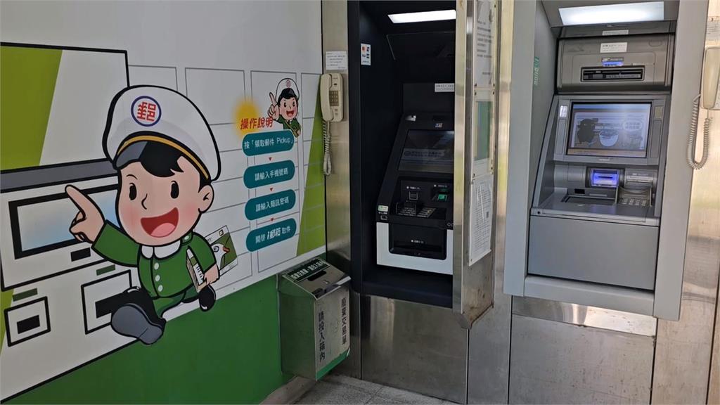 提款機吐了一地亂碼明細　網友：駭客組長要你吐的是錢