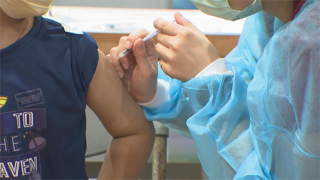 兒童重症＋4！　北市12所國小湧施打疫苗潮
