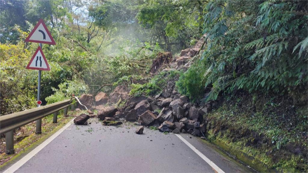 台14甲翠峰往昆陽路段山壁坍方　雙向交通中斷　機具搶通中