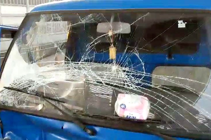 水源快速道路3車追撞 2人一度受困車內