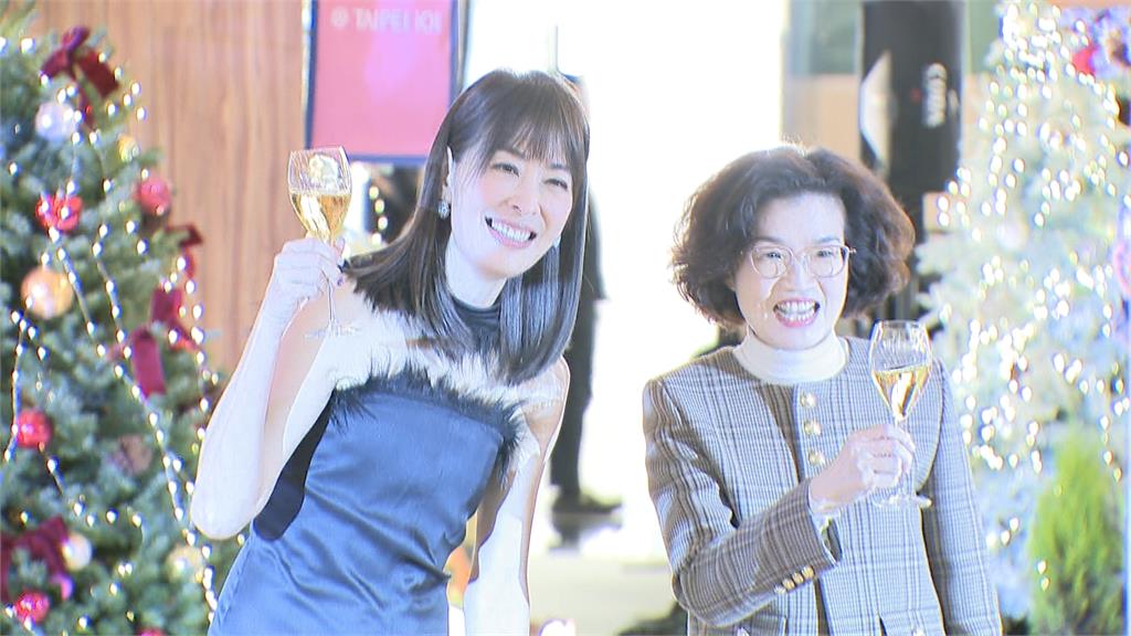 賈董現身台北101耶誕點燈！岳明國中小學生全英文演唱影片曝光