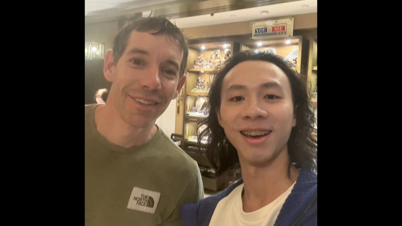 Alex成功攀登101偕妻返美　遇粉絲要簽名、合照來者不拒