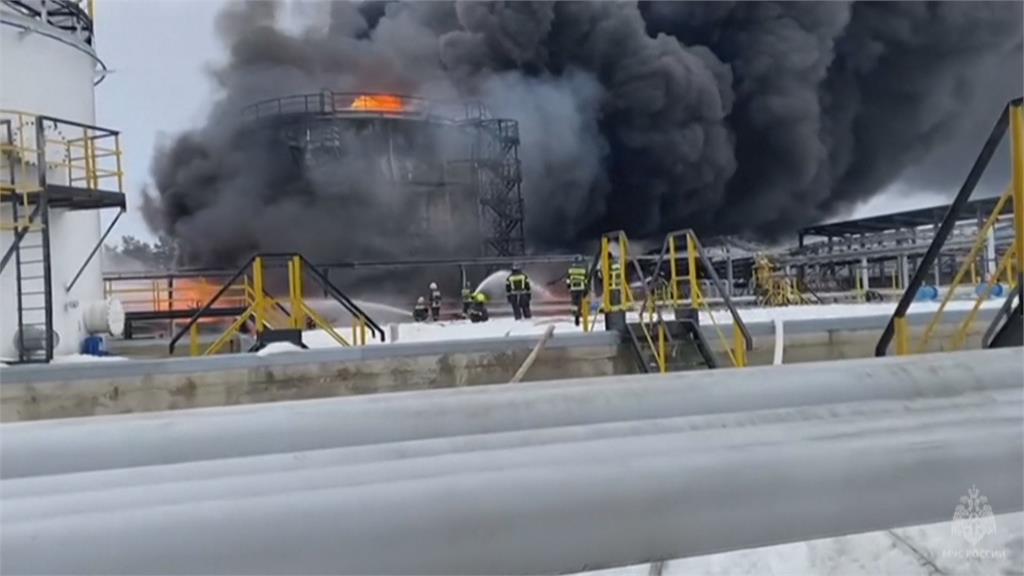 烏克蘭無人機襲擊俄羅斯油庫　四座油槽爆炸影像曝光