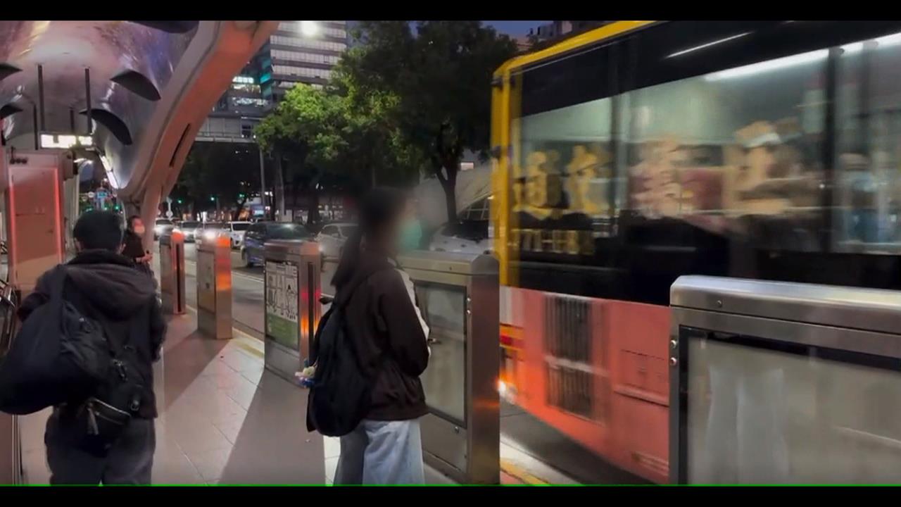 台中BRT公車關門就不載？　女子狂揮手被無視　當場傻眼