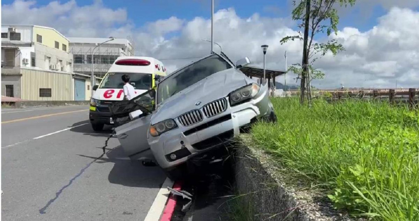 BMW台東逆向撞上邊坡卡水溝　路人稱畫面高難度宛如拍片