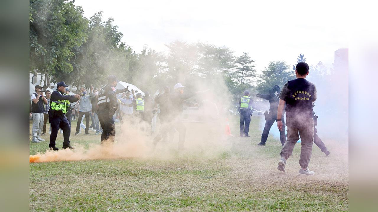 台南跨年維安演練! "模擬制伏歹徒"超逼真