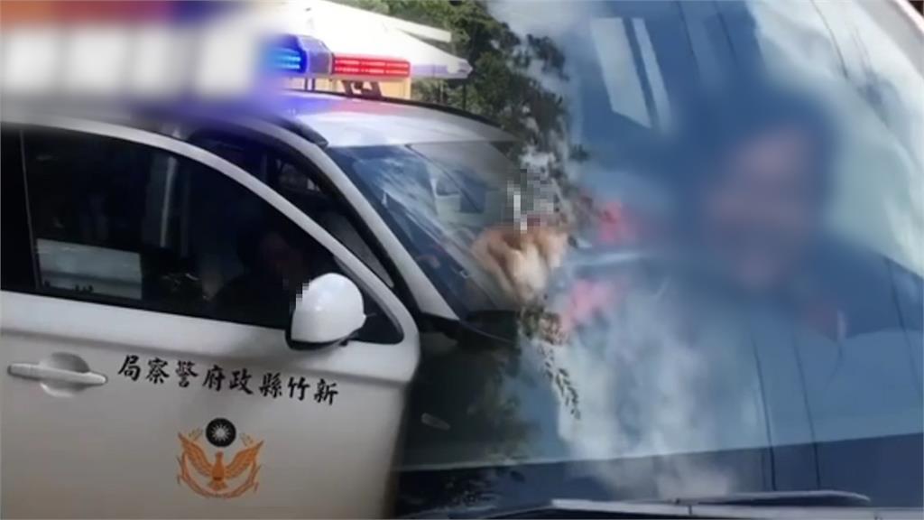 警車淪為移工玩具？任意開車門入內抽菸畫面曝　警方澄清：是當地居民