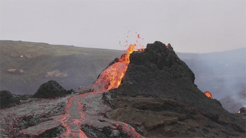 相隔6千年！ 冰島火山爆發 民眾蜂擁看奇景