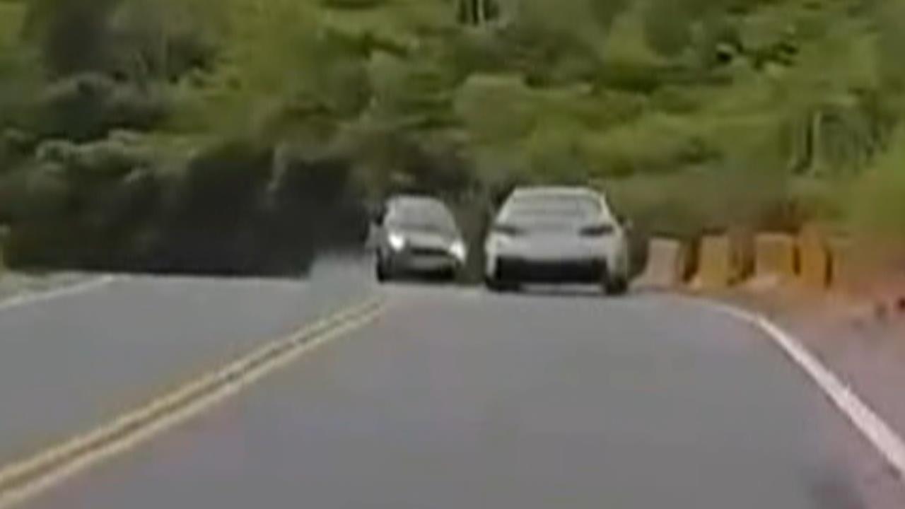 驚險！三輛經典老車多利800　山路競速險撞車、警以車追人