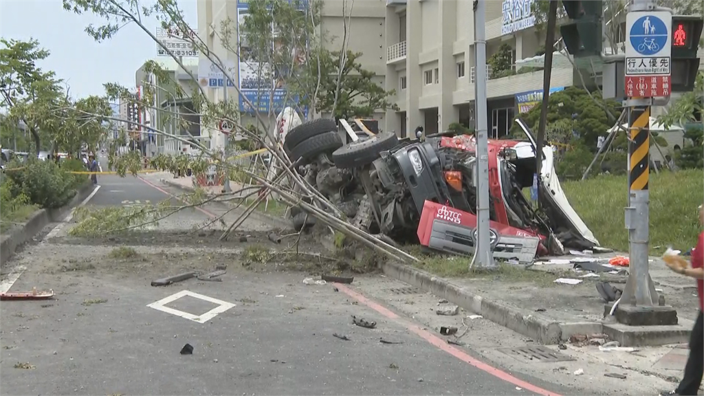 快新聞／混凝土車過彎從高架橋掉落地面 駕駛送醫搶救無效