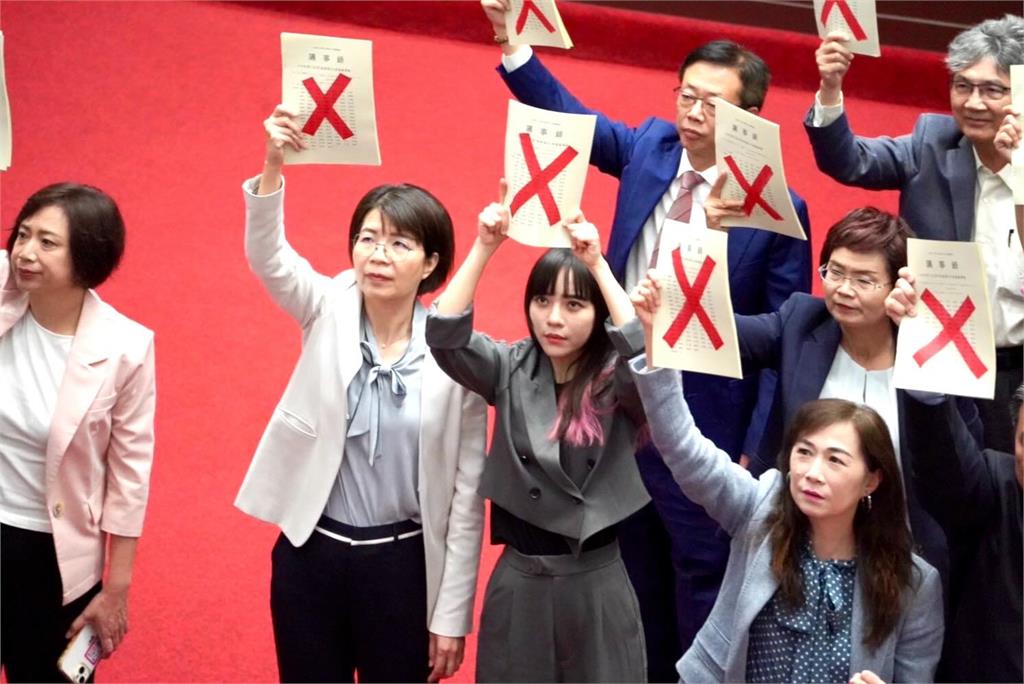 快新聞／轟韓國瑜下班後偷召集藍委通過賣國公投案！　黃捷：他就是民主殺手