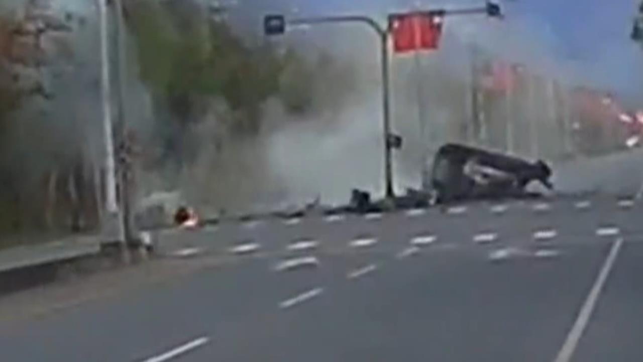 猛烈撞擊!花蓮空軍憲兵自撞安全島"轎車翻覆" 引擎噴飛起火