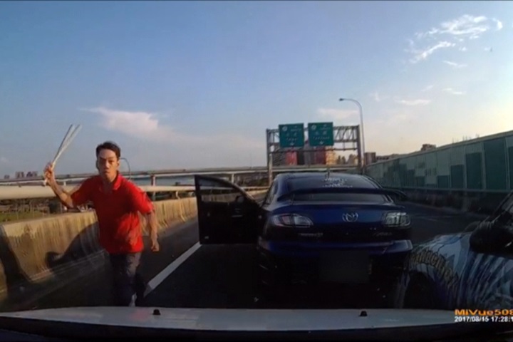 國道大逃殺！尬車後包抄砸車死命攻擊