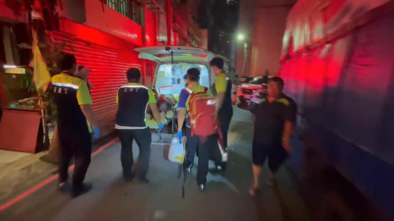 黑漆漆看嘸！　基隆醉男路倒巷弄　遭轉彎車「輾壓捲車底」險喪命