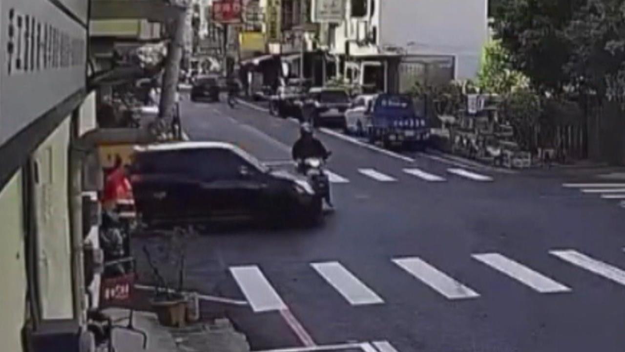 撞不停！　雲林斗六路口車禍頻傳　撞擊驚魂全PO網警世用路人