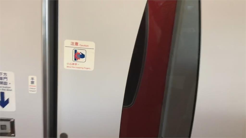 傳普悠瑪「到站不開門」　台鐵：旅客不知「通道門要按開」