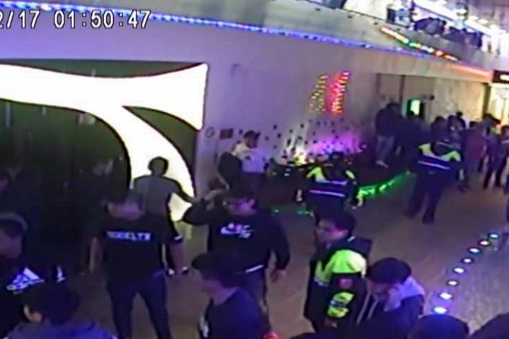 闖錯包廂20多人群毆 警辣椒水制暴