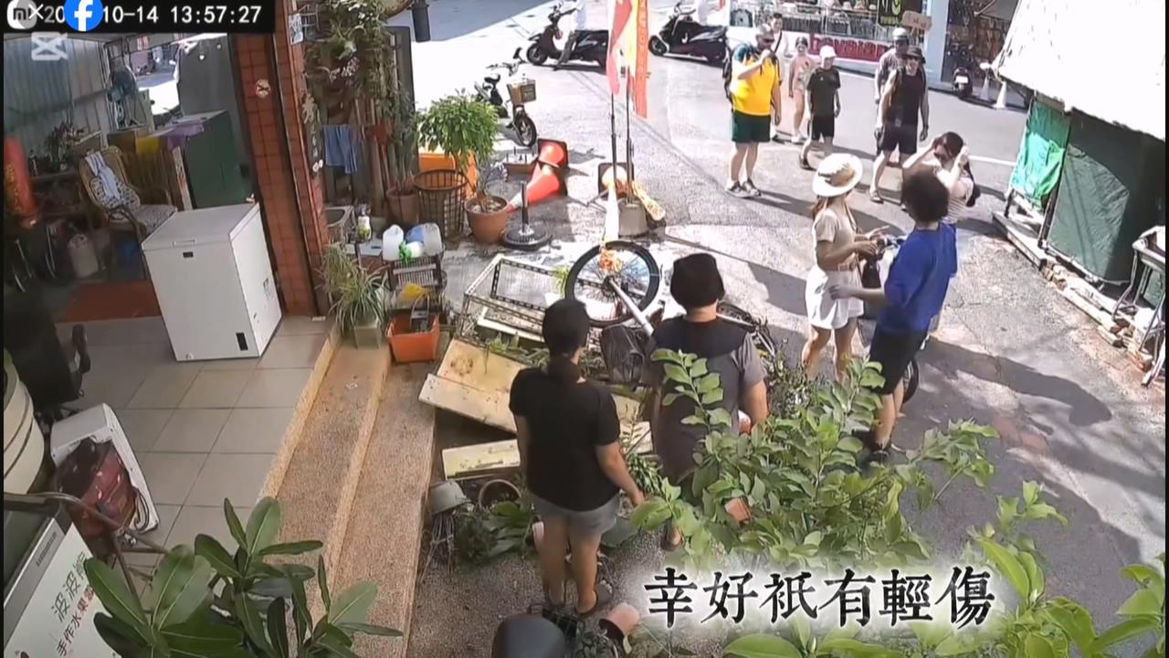 小琉球民族路陡坡「撞」況多! 電動腳踏車失控撞花圃