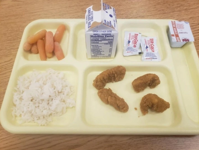 哪來的營養？紐約4寶爸怒曝「寒酸午餐照」網愣：監獄伙食都比這好！