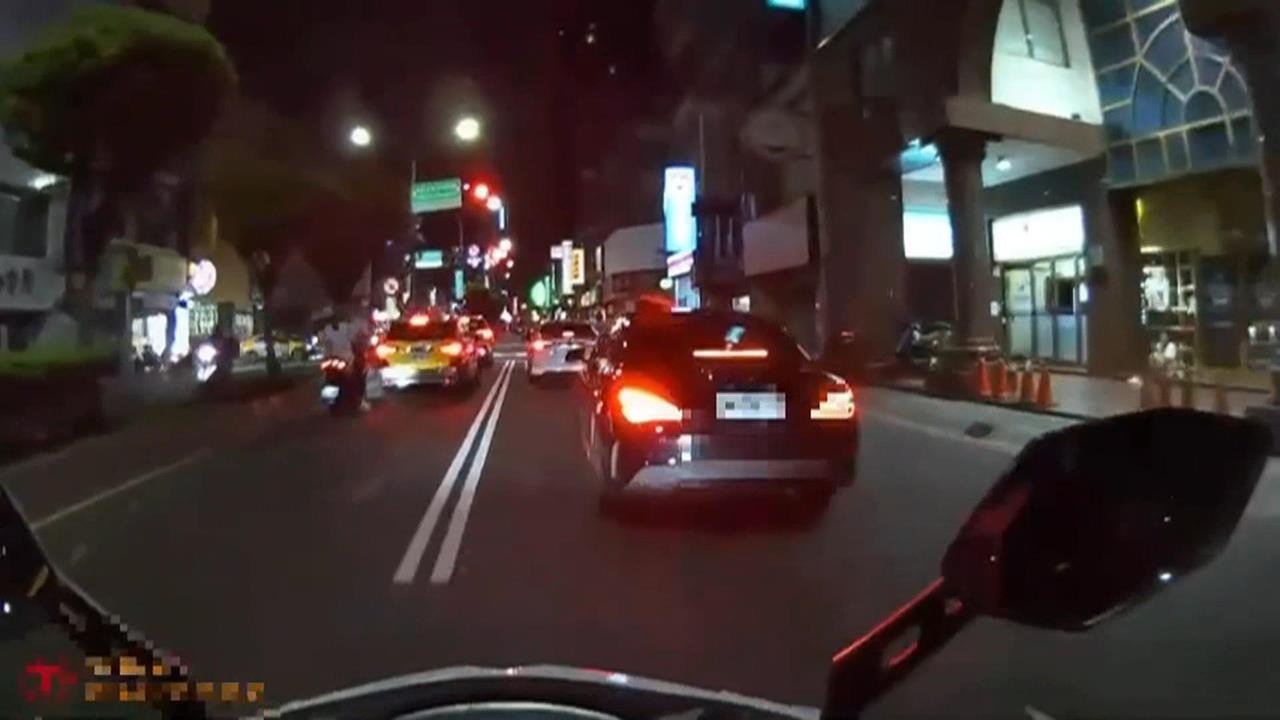 開車滑手機遭攔! 駕駛騙警加速逃逸 被開28張違規罰單
