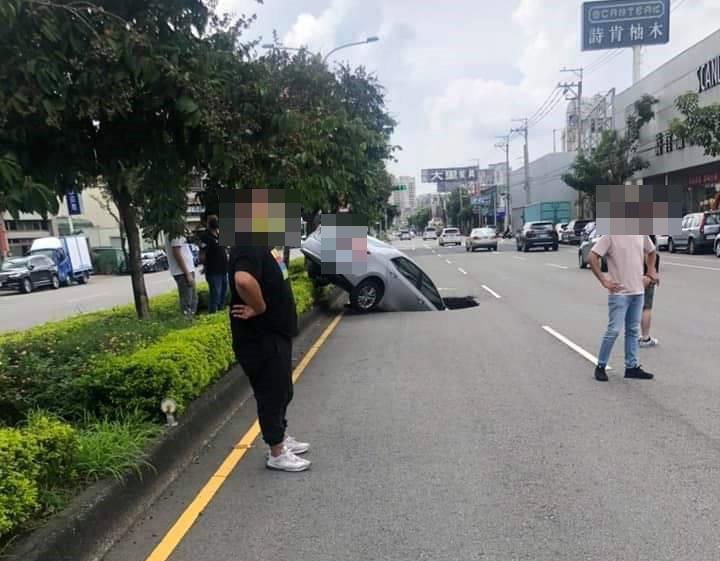 快新聞/台中大里道路現「天坑」 小客車倒頭栽掉進大洞一度受困