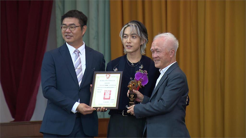 林宥嘉回鳳山高中參加校慶　熱情學弟妹湧上要簽名