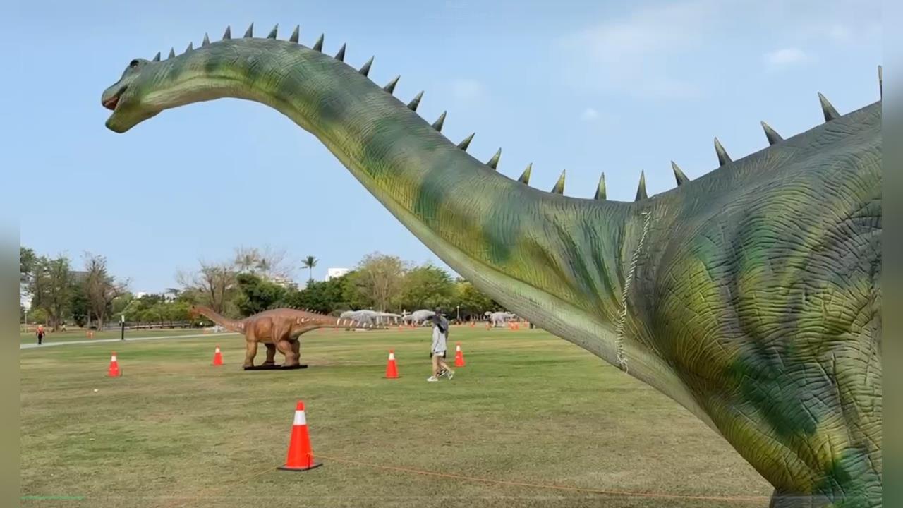 衛武營恐龍"斷頸"緊急縫補? 主辦方:本就是運送到才縫合