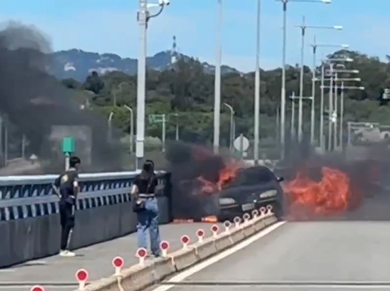 金門大橋首起火燒車意外！　　情侶急跳車逃生　疑爆胎自撞釀禍