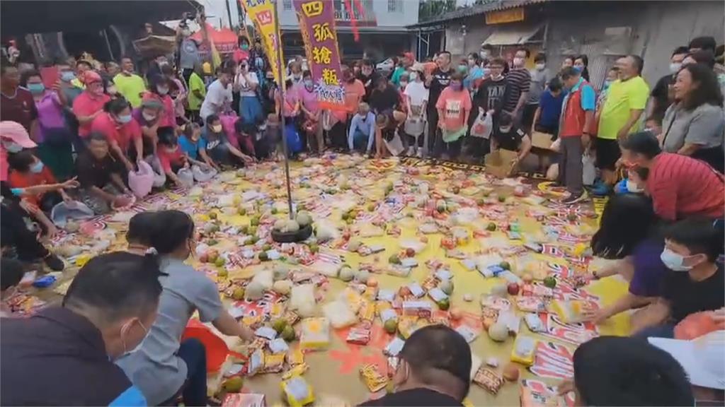 內埔客家「搶粄」超熱鬧　鄉親跪地搶祭品、矇眼抓豬鴨